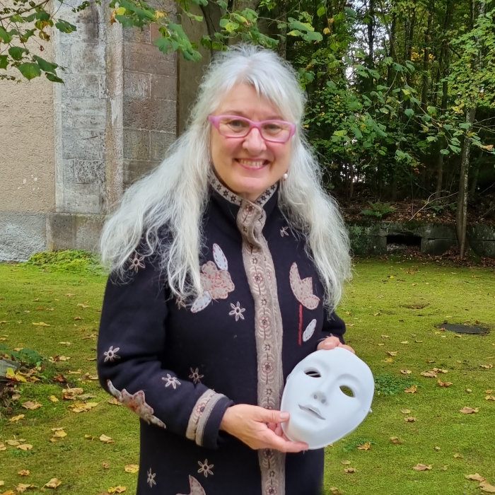 Katharina Neubauer mit einer Gipsmaske in der Hand